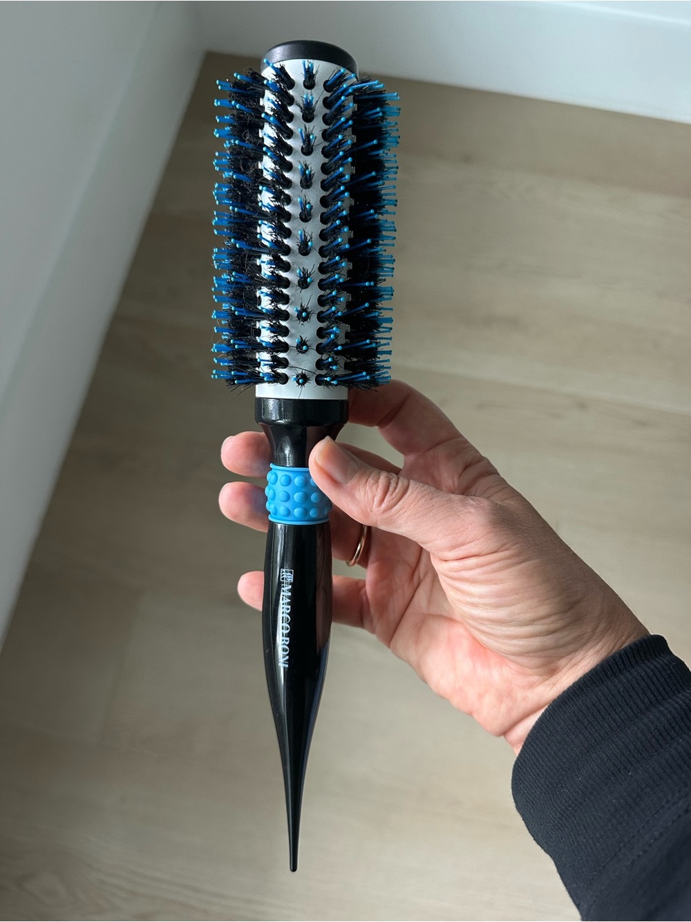 Round Vent Styling Brush for Women - Black with Blue Accents